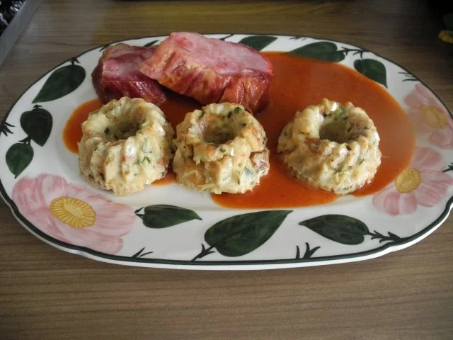 Rezept: Semmelknödel aus dem Gugelhupf an Tomatensoße mit Kasslerkamm Bild Nr. 2 Semmelknödel aus dem Gugelhupf an Tomatensoße mit Kasslerkamm - Rezept - Bild Nr. 2