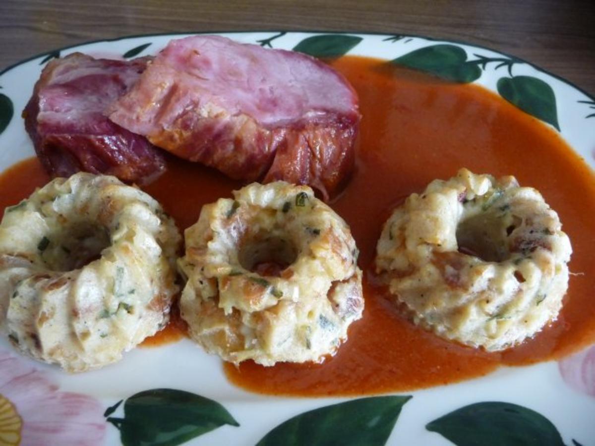 Semmelknödel aus dem Gugelhupf an Tomatensoße mit Kasslerkamm - Rezept