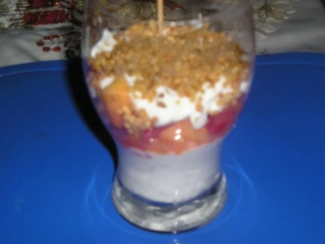 Rezept: Griechischer Joghurt mit Früchten und Mandelkrokant Griechischer Joghurt mit Früchten und Mandelkrokant - Rezept