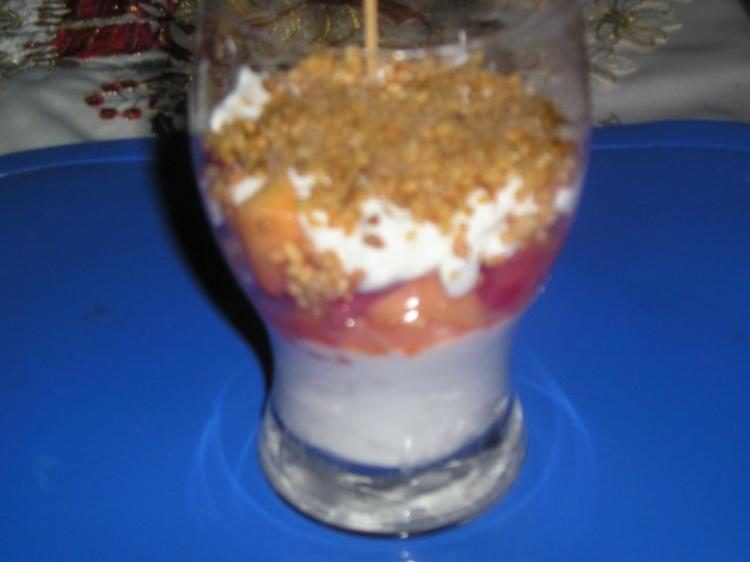 Griechischer Joghurt mit Früchten und Mandelkrokant - einfach - von Kluger
