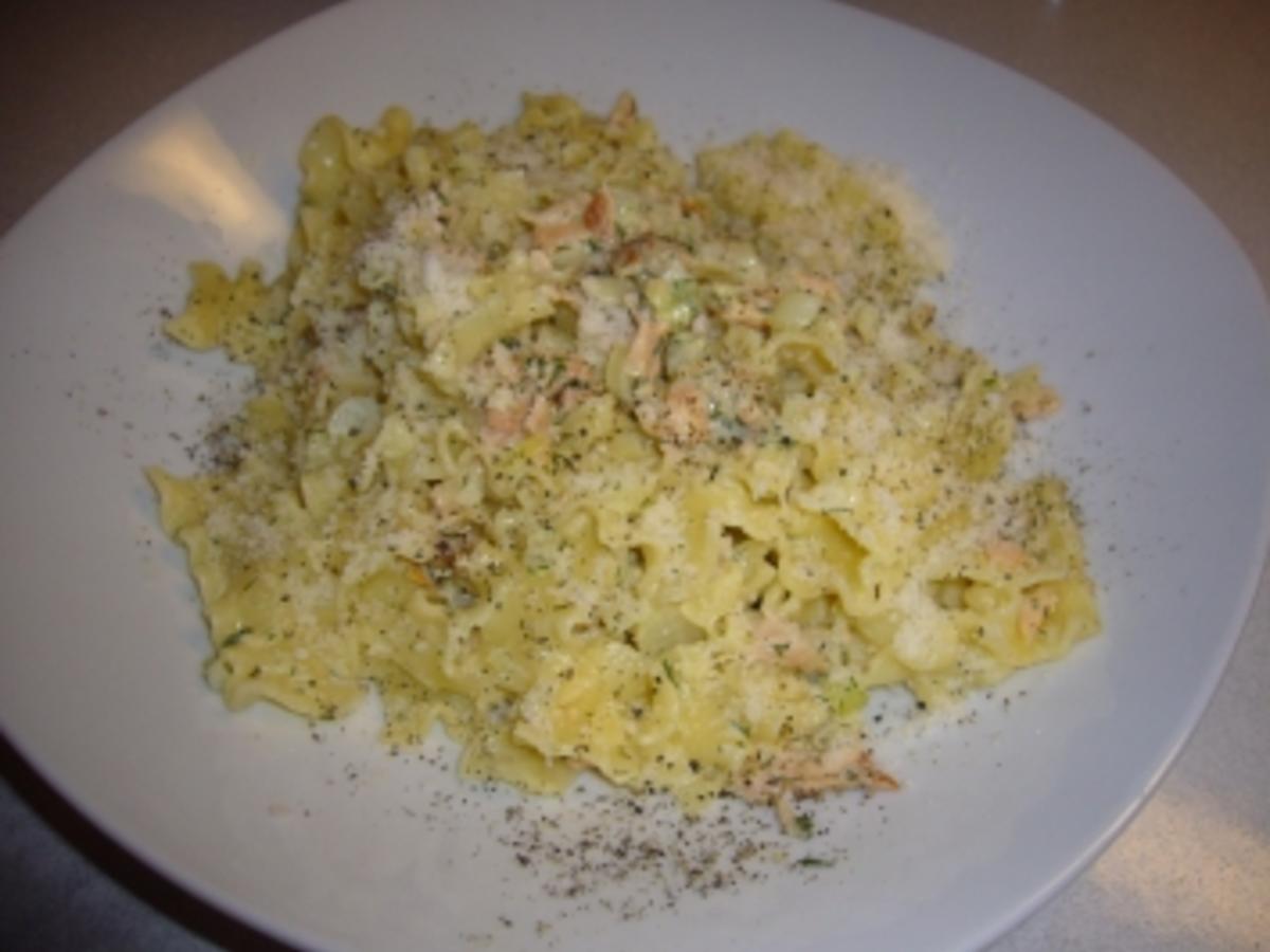 Kikis Nudeln mit Räucherlachs - Rezept - kochbar.de