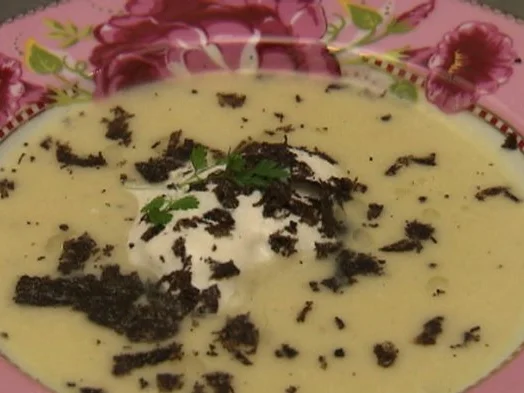 Rezept: Kartoffel-Kohlrabisuppe mit frischen Trüffeln (Claudelle Deckert) Kartoffel-Kohlrabisuppe mit frischen Trüffeln (Claudelle Deckert) - Rezept