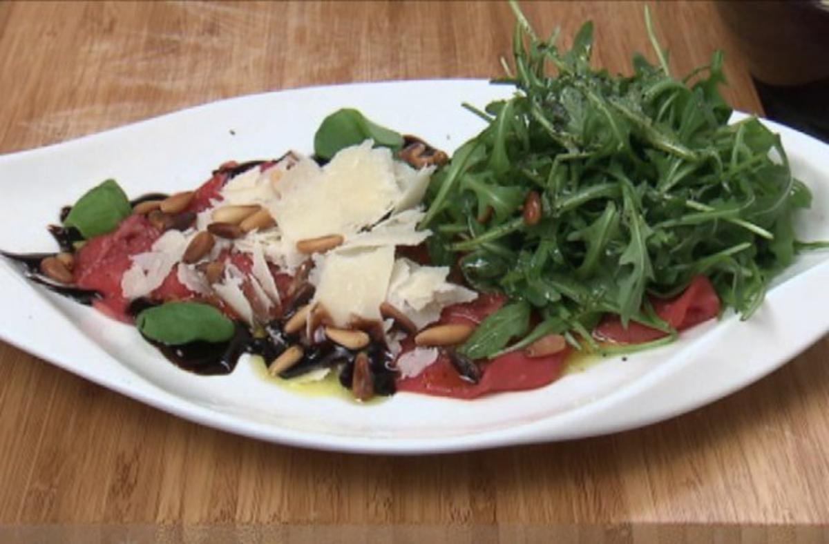 Rindercarpaccio mit Pinienkernen und feinem Trüffel (Joey Heindle ...
