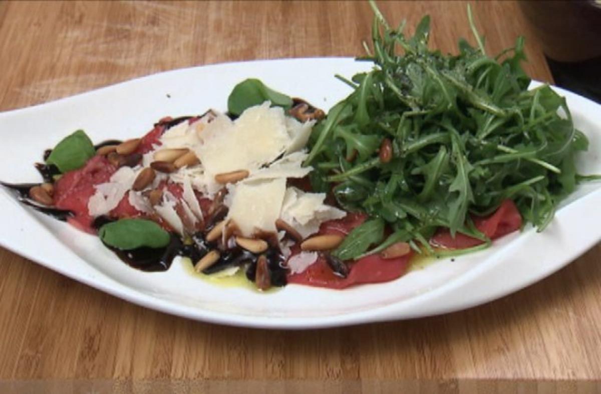 Bilder für Rindercarpaccio mit Pinienkernen und feinem Trüffel (Joey Heindle) - Rezept