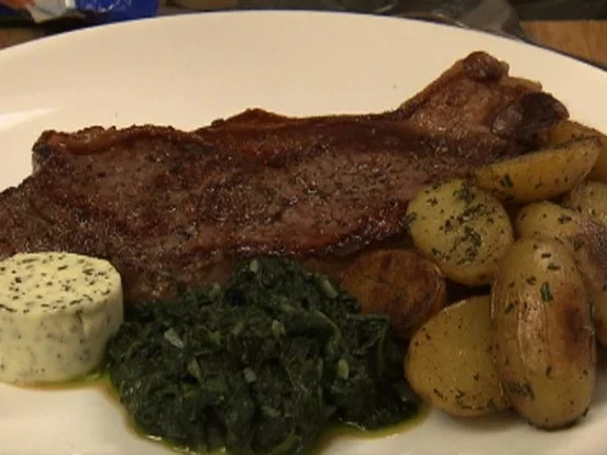 Rezept: Angus-Rind mit Spinat und mediterranen Kartoffeln (Joey Heindle) Angus-Rind mit Spinat und mediterranen Kartoffeln (Joey Heindle) - Rezept