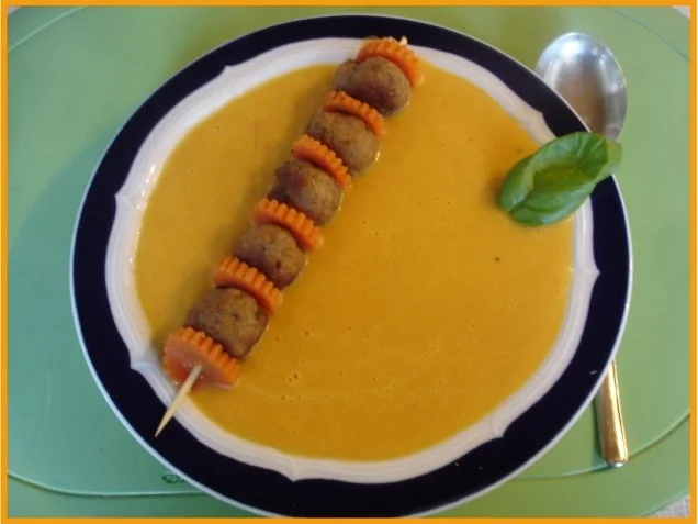 Möhrensuppe mit Ingwer und Möhrenblüten-Mettbällchenspieß - Rezept
