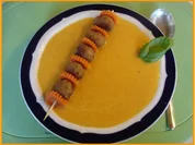 Möhrensuppe mit Ingwer und Möhrenblüten-Mettbällchenspieß - Rezept