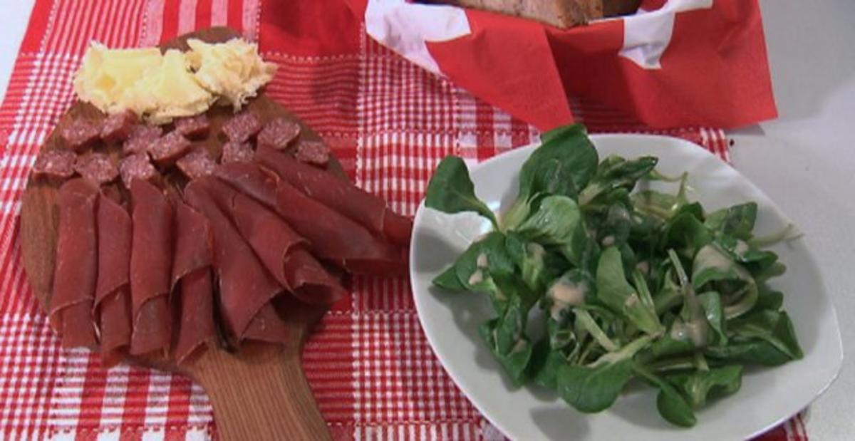 Salat mit selbstgemachtem Dressing zu einer Bündnerplatte (Patrick Nuo) - Rezept
