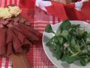 Salat mit selbstgemachtem Dressing zu einer Bündnerplatte (Patrick Nuo) - Rezept
