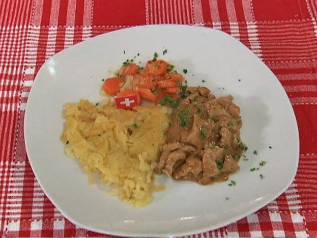 Raclette-Rösti, dazu Kalbsgeschnetzeltes und Sauce (Patrick Nuo) - Rezept