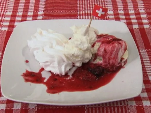 Meringues, Eis und heiße Beeren (Patrick Nuo) - Rezept