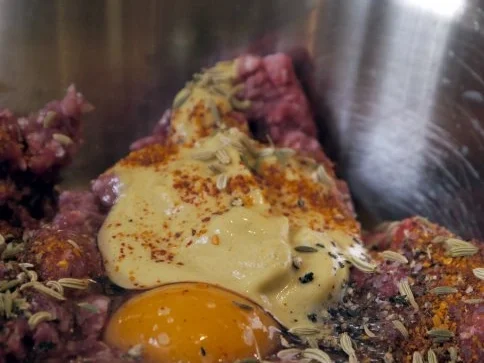 Mediterranes Hackfleisch im Tramezzini-Mantel - Rezept - Bild Nr. 3