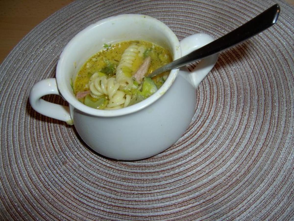 Bilder für Rahmsuppe mit Zucchini und Staudensellerie - Rezept