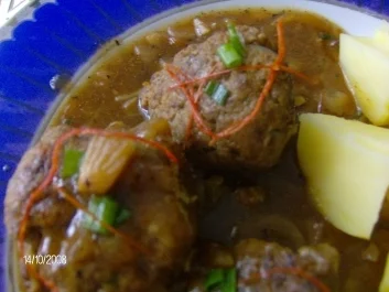 Rezept: Hackbällchen marokkanisch gewürzt in Rotwein-Zwiebelsoße Bild Nr. 2 Hackbällchen marokkanisch gewürzt in Rotwein-Zwiebelsoße - Rezept - Bild Nr. 2