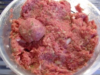 Rezept: Hackbällchen marokkanisch gewürzt in Rotwein-Zwiebelsoße Bild Nr. 3 Hackbällchen marokkanisch gewürzt in Rotwein-Zwiebelsoße - Rezept - Bild Nr. 3