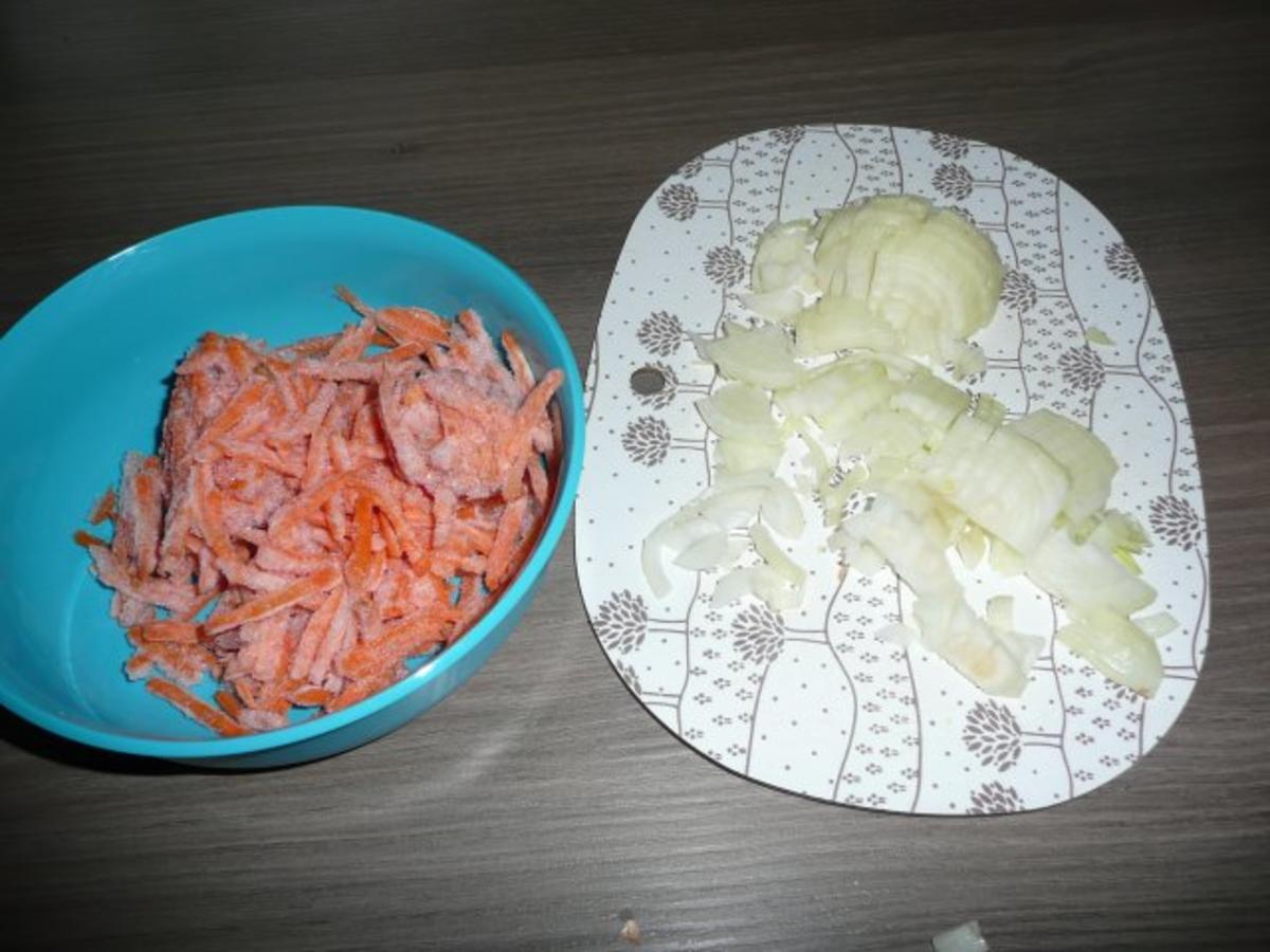 Salat der Saison, Kammrollbraten mit Zwiebelfüllung , Nudeln & Überraschungsdessert - Rezept - Bild Nr. 5