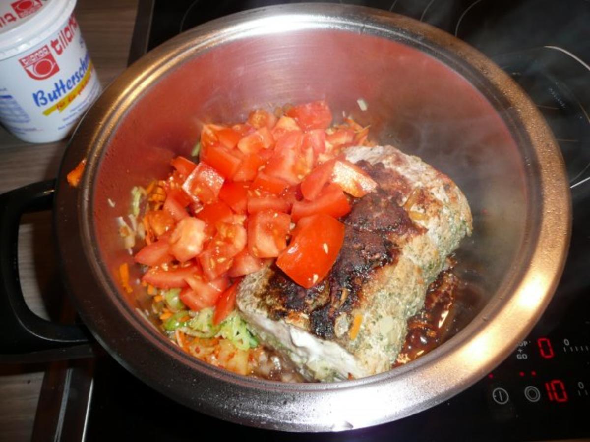 Salat der Saison, Kammrollbraten mit Zwiebelfüllung , Nudeln & Überraschungsdessert - Rezept - Bild Nr. 7