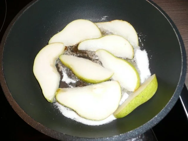 Salat der Saison, Kammrollbraten mit Zwiebelfüllung , Nudeln & Überraschungsdessert - Rezept - Bild Nr. 12