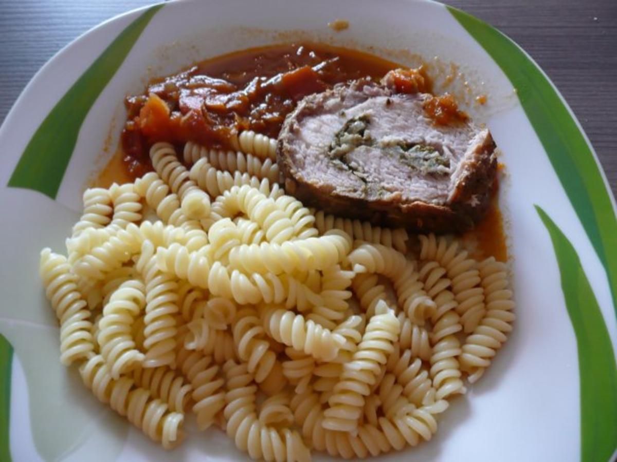 Salat der Saison, Kammrollbraten mit Zwiebelfüllung , Nudeln & Überraschungsdessert - Rezept - Bild Nr. 18