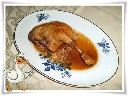 Zarte Gänsekeule mit Gemüse geschmort - Rezept