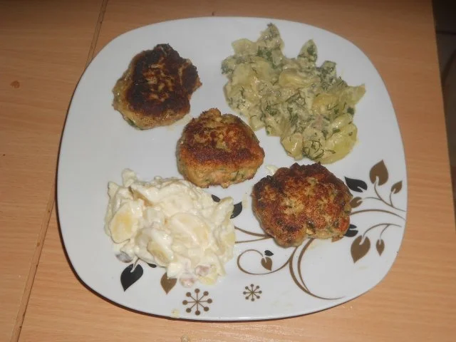 Feine Fischfrikadellen an Gurkengemüse - Rezept