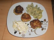 Feine Fischfrikadellen an Gurkengemüse - Rezept