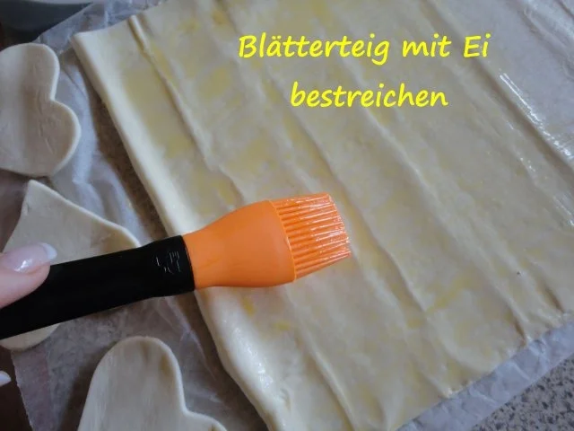 Rezept: Blätterteig Herzen mit Erdbeeren Bild Nr. 3 Blätterteig Herzen mit Erdbeeren - Rezept - Bild Nr. 3