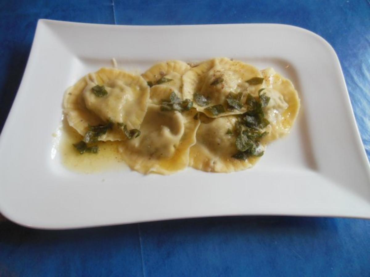 Kochen: Ravioli mit Hähnchen-Pilz-Füllung und Salbeibutter - Rezept ...