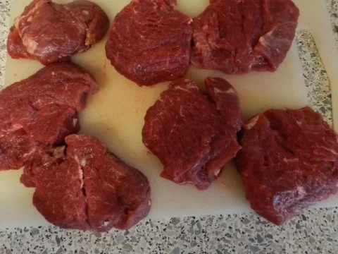 Rinderfilet mit Kroketten und Gemüse auf Pfefferrahmsoße - Rezept - Bild Nr. 2