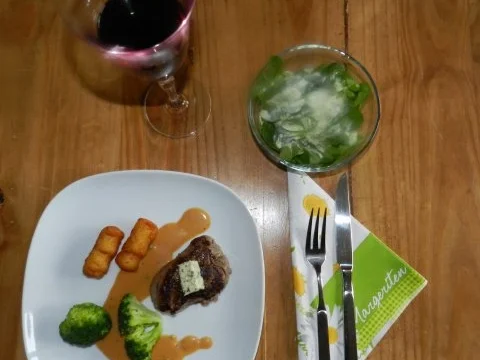 Rinderfilet mit Kroketten und Gemüse auf Pfefferrahmsoße - Rezept