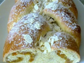 Hefezopf mit Aprikosen - Rezept