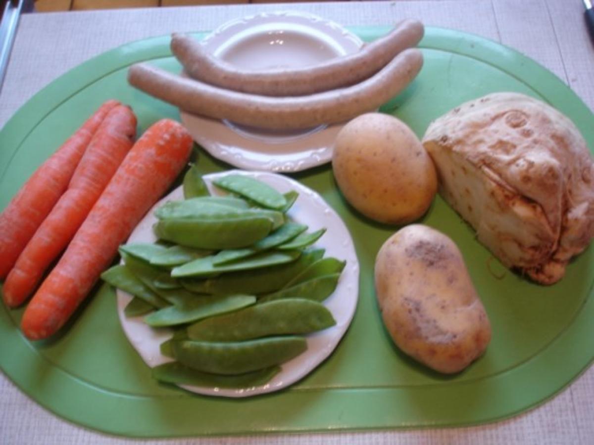 Fränkische Bratwurst mit Sellerie-Kartoffelstampf und Zuckerschoten-Möhrenblütengemüse - Rezept - Bild Nr. 2