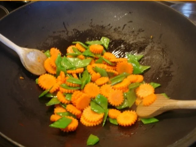 Fränkische Bratwurst mit Sellerie-Kartoffelstampf und Zuckerschoten-Möhrenblütengemüse - Rezept - Bild Nr. 6