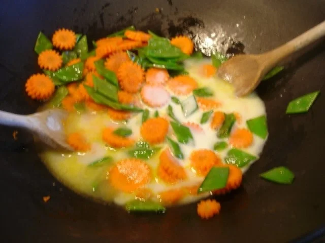 Fränkische Bratwurst mit Sellerie-Kartoffelstampf und Zuckerschoten-Möhrenblütengemüse - Rezept - Bild Nr. 7