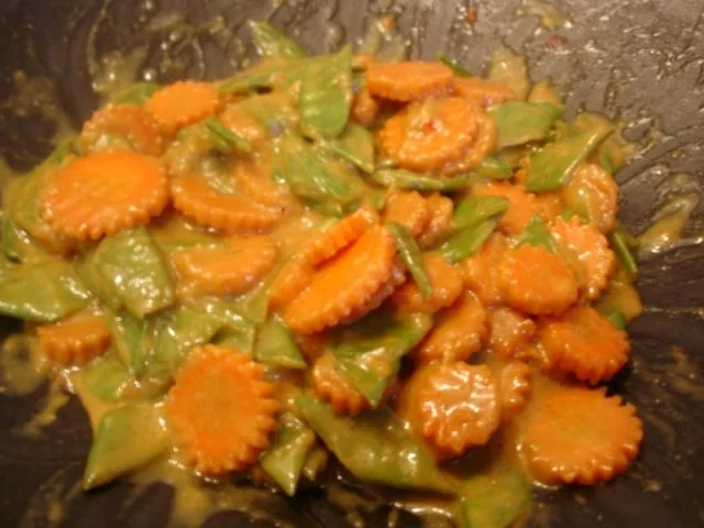 Fränkische Bratwurst mit Sellerie-Kartoffelstampf und Zuckerschoten-Möhrenblütengemüse - Rezept - Bild Nr. 9