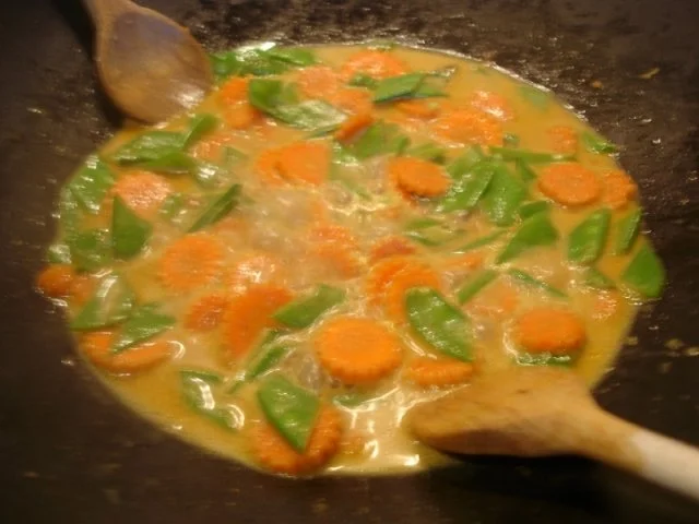 Fränkische Bratwurst mit Sellerie-Kartoffelstampf und Zuckerschoten-Möhrenblütengemüse - Rezept - Bild Nr. 8