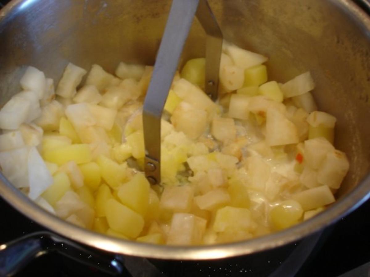 Fränkische Bratwurst mit Sellerie-Kartoffelstampf und Zuckerschoten-Möhrenblütengemüse - Rezept - Bild Nr. 11