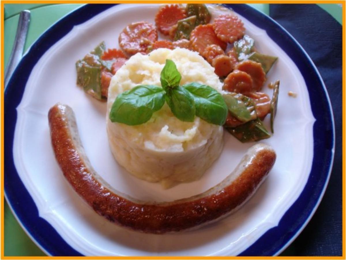 Bilder für Fränkische Bratwurst mit Sellerie-Kartoffelstampf und Zuckerschoten-Möhrenblütengemüse - Rezept