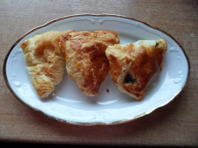 Rezept: Blätterteigtaschen mit Spinat- Schafskäse-Füllung Blätterteigtaschen mit Spinat- Schafskäse-Füllung - Rezept