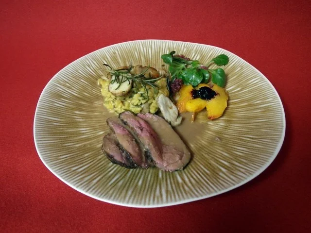 Rehlein an geschmorten Pfirsichhälften mit Steinpilz-Rosmarin-Risotto - Rezept