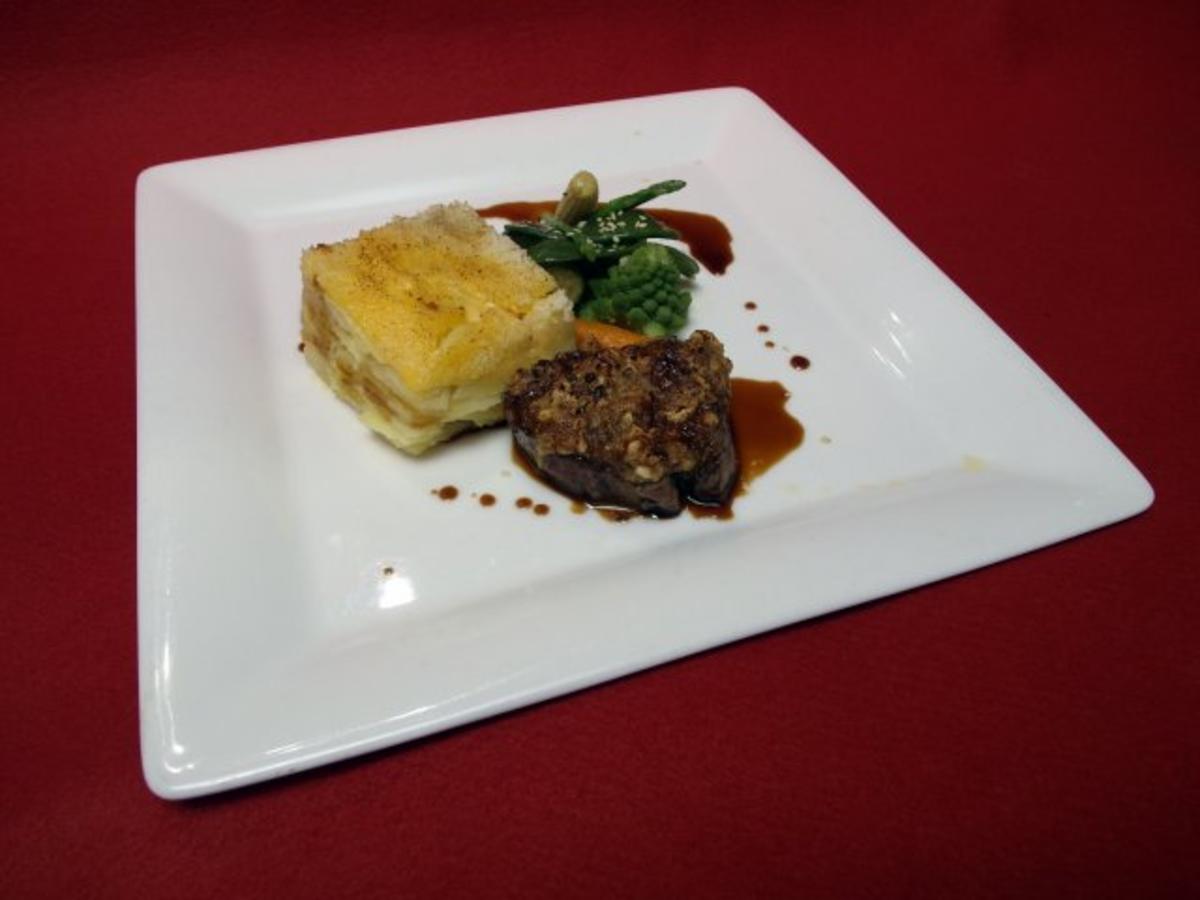 Rinderfilet mit Cashew-Kruste, Gratin und Honiggemüse - Rezept - kochbar.de