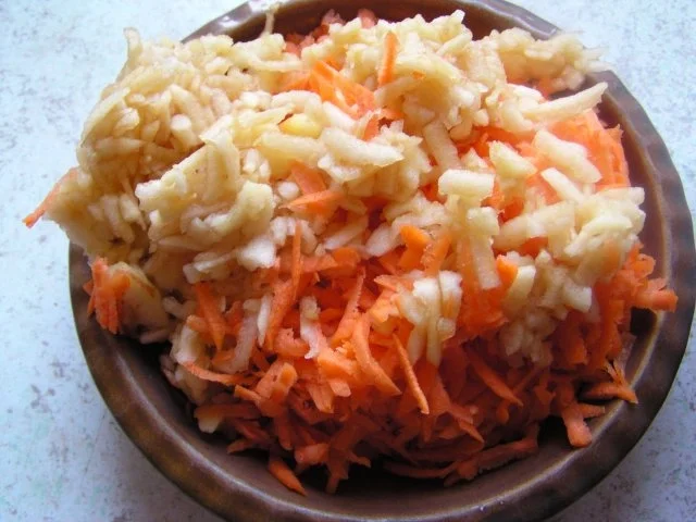 Rezept: Rübli-Apfel-Kuchen mit Amaretto Bild Nr. 2 Rübli-Apfel-Kuchen mit Amaretto - Rezept - Bild Nr. 2