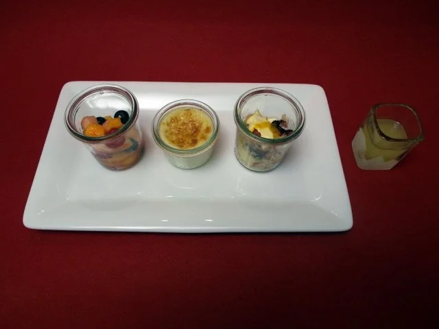 Ingwerpudding mit Früchte-Crumble und angemachten Früchten - Rezept