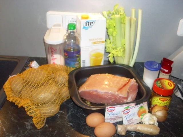 Knuspriger Schinkenbraten mit Ingwer-Orangen - Sauce mit Kräuterplätzchen - Rezept