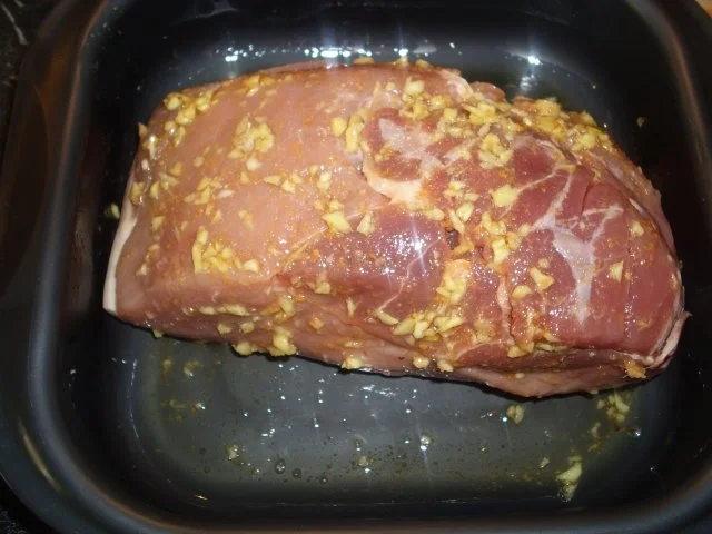 Knuspriger Schinkenbraten mit Ingwer-Orangen - Sauce mit Kräuterplätzchen - Rezept - Bild Nr. 2