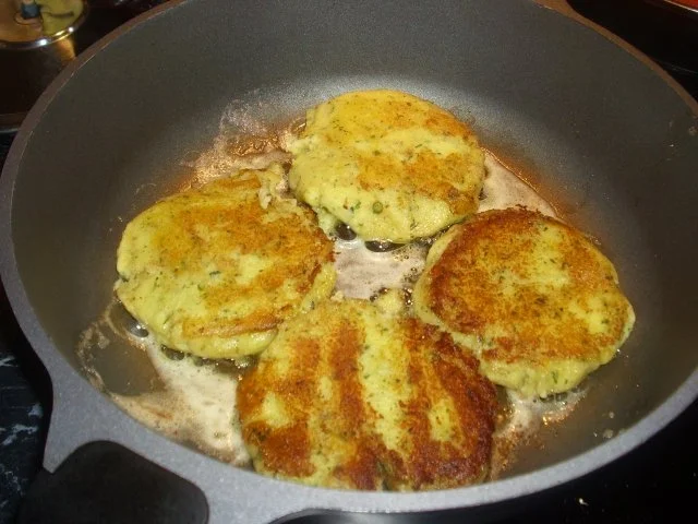 Knuspriger Schinkenbraten mit Ingwer-Orangen - Sauce mit Kräuterplätzchen - Rezept - Bild Nr. 7