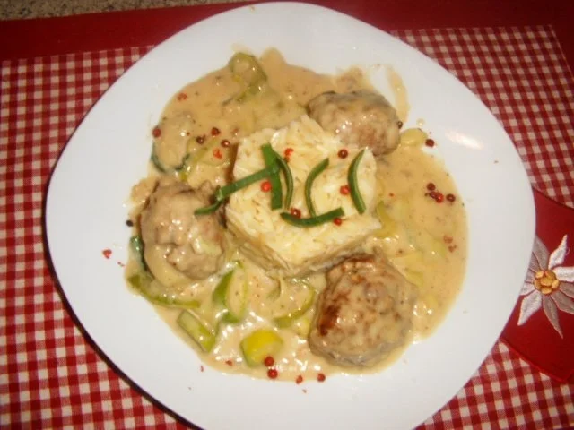 Hackbällchen in Lauch-Käse-Soße - Rezept