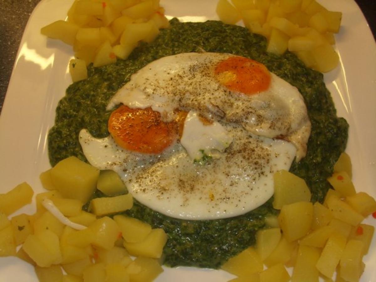 Bilder für Spinat mit Bouillon-Kartoffelwürfel und Ei - Rezept