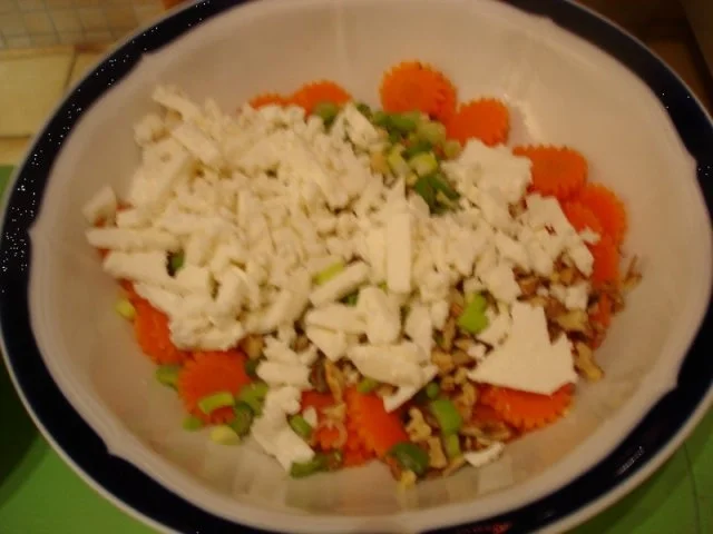 Möhrenblütensalat mit Walnüssen und Schafskäse - Rezept - Bild Nr. 9