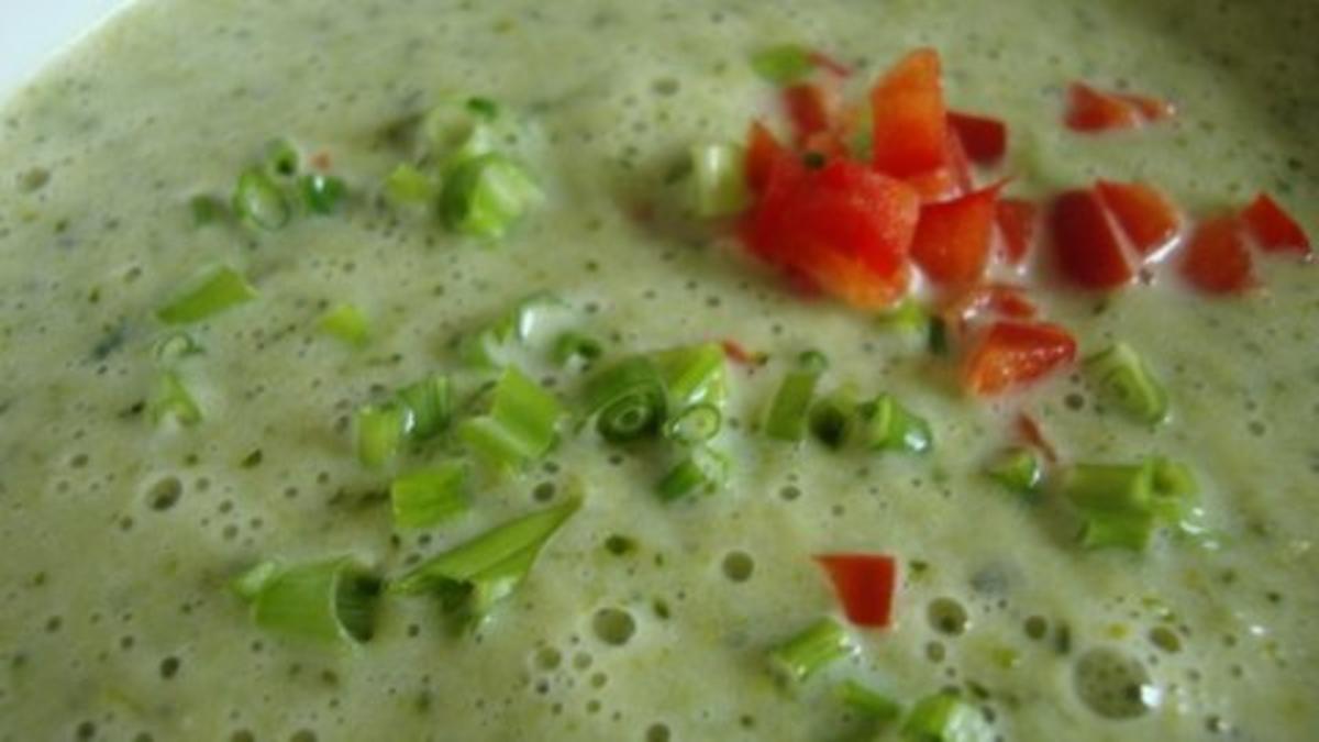 Bilder für Brokkolisuppe mit Chilli Topping - Rezept